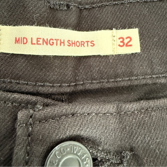 ✨ Levi’s Black Denim Mid Length Shorts Sz 32 NWOT - Picture 5 of 6